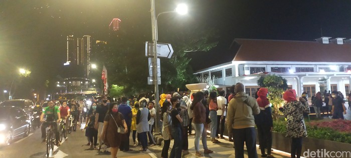 Warga di Alun-alun Suroboyo