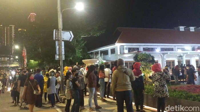 Warga di Alun-alun Suroboyo
