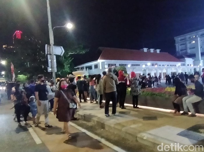 Warga di Alun-alun Suroboyo