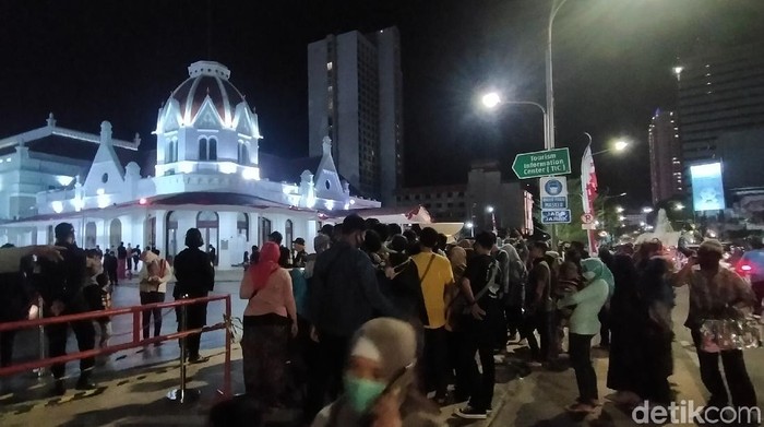 Warga di Alun-alun Suroboyo