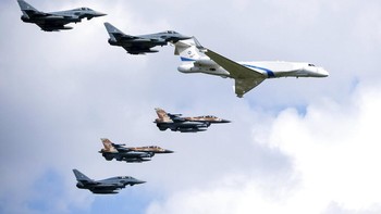Tanah jarang juga dapat ditemukan pada mesin jet militer. Beberapa perlengkapan tentara seperti night vision juga membutuhkan tanah jarang untuk pembuatannya. Foto: Getty Images/AFP/F. Nureldine