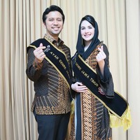 Wagub Jawa Timur, Emil Dardak yang awalnya memulai karir sebagai penyanyi juga berhasil mempersunting Arumi Bachsin yang memiliki darah campuran Indonesia dan Belanda. Foto: Instagram @emildardak