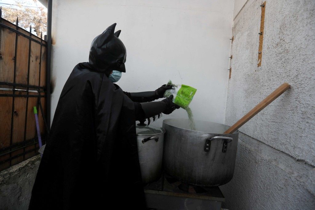 Batman Bagi-bagi Makanan