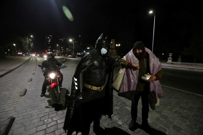 Batman Bagi-bagi Makanan