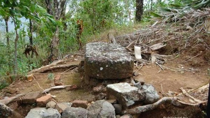 Batu Sajadah Banjarnegara