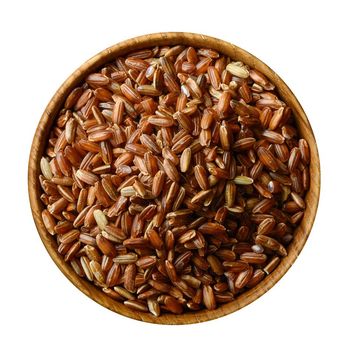 beras cokelat Wooden bowl with uncooked brown rice isolated on white background. Top view