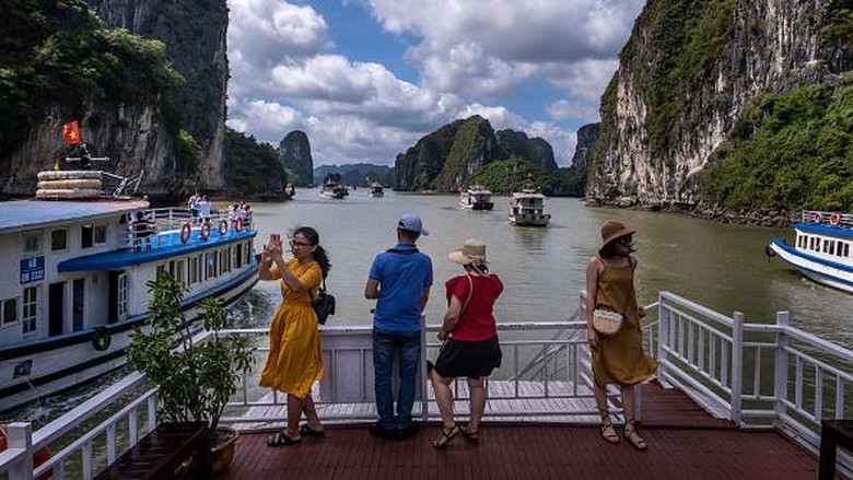 Deretan Wisata Populer Vietnam yang Kini Sudah Ramai Lagi Vietnam menjadi salah satu negara yang dinilai berhasil dalam menekan penyebaran virus Corona, sehingga beberapa tempat wisata sudah mulai ramai wisatawan lagi.