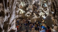 Selain mengelilingi teluk dari kapal, wisatawan juga bisa mengunjungi situs gua yang ada disana.