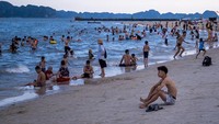 Kedua ada pantai Bai Chay, di Ha Long, Provinsi Quang Ninh, Vietnam.
