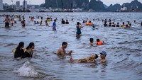 Sejak dicabutnya lockdown, pantai ini kembali dipenuhi oleh wisatawan.