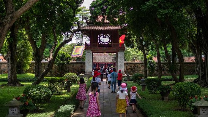 Vietnam menjadi salah satu negara yang dinilai berhasil dalam menekan penyebaran virus Corona, sehingga beberapa tempat wisata sudah mulai ramai wisatawan lagi.