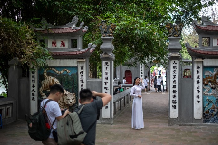 Vietnam menjadi salah satu negara yang dinilai berhasil dalam menekan penyebaran virus Corona, sehingga beberapa tempat wisata sudah mulai ramai wisatawan lagi.