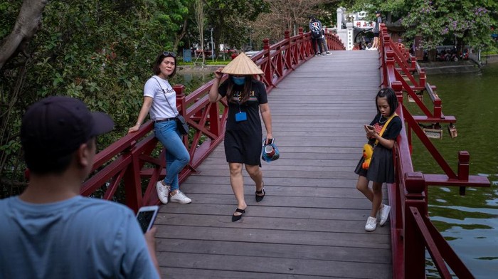 Vietnam menjadi salah satu negara yang dinilai berhasil dalam menekan penyebaran virus Corona, sehingga beberapa tempat wisata sudah mulai ramai wisatawan lagi.