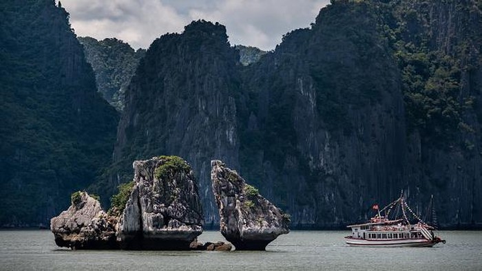 Deretan Wisata Populer Vietnam yang Kini Sudah Ramai Lagi Vietnam menjadi salah satu negara yang dinilai berhasil dalam menekan penyebaran virus Corona, sehingga beberapa tempat wisata sudah mulai ramai wisatawan lagi.