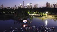 Karena seluruh gedung bioskop tetap ditutup akibat pandemi COVID-19, kota Tel Aviv meluncurkan bioskop mengapung yang bisa disaksikan dengan total 70 perahu berjarak.