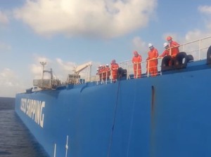 Video: Dihantam Ombak, Kapal Nelayan Terbalik di Laut Jawa!