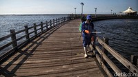 Kegiatan penyemprotan itu dilakukan guna mengantisipasi penyebaran COVID-19 di area pantai.
