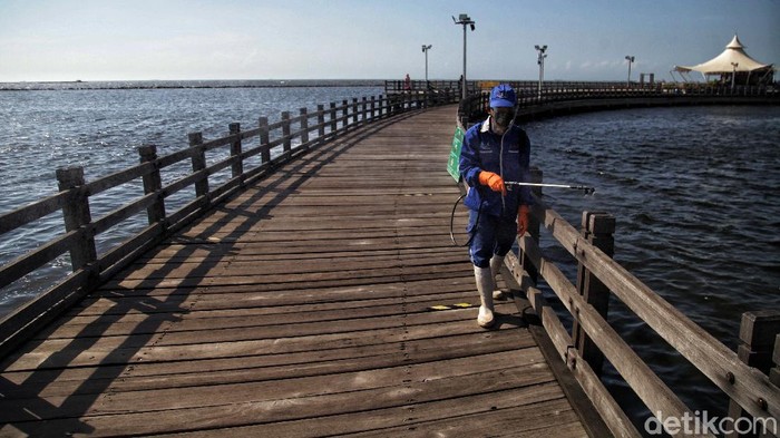 Operasi disinfeksi Corona di kawasan pantai Ancol rutin dilakukan. Hal itu guna mengantisipasi penyebaran COVID-19.
