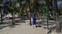 Taman bermain tak luput dari pantauan petugas.
