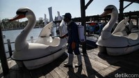 Perahu bebek pun disemprot disinfektan.