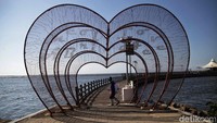 Seorang petugas menyemprotkan desinfektan di kawasan pantai Ancol, Jakarta Utara, Jumat (21/8/2020).