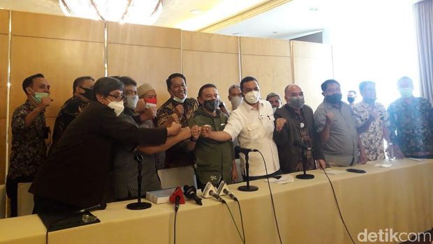 DPR dan serikat buruh memaparkan 4 kesepahaman usai rapat bersama membahas RUU Cipta Kerja selama 2 hari (M Ilman Nafi'an/detikcom)