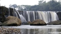 Di kalangan warga Bekasi, air terjun yang satu ini memang telah populer sejak tahun 2015 silam. Dahulu, air terjun ini disebut sebagai pangkalan 5 yang merujuk penomoran bekas lokasi penambangan pasir.