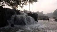 Curug Parigi hanya memiliki tinggi sekitar dua meter dan memanjang.