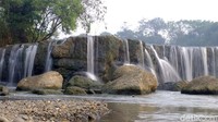 Sekilas, aliran sungai yang mengalir dan melebar dari atas ke bawah membuatnya tampak seperti Air Terjun Niagara versi mini.