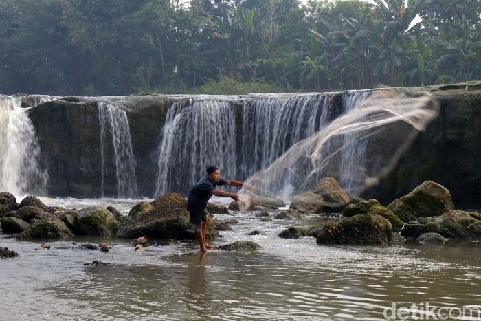 Warga kerap menyebut Curug Parigi di Kota Bekasi sebagai miniatur Niagara. Sejumlah warga kerap mengunjungi ini lokasi ini sambil bersepeda.