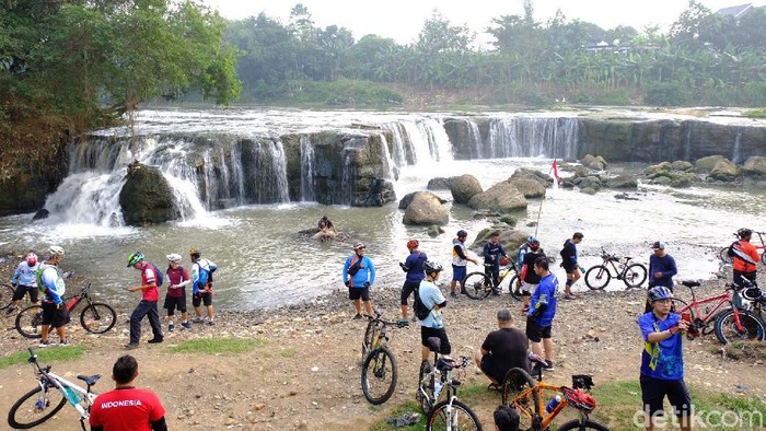 Warga kerap menyebut Curug Parigi di Kota Bekasi sebagai miniatur Niagara. Sejumlah warga kerap mengunjungi ini lokasi ini sambil bersepeda.