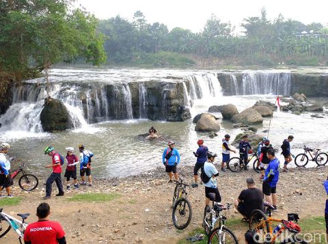 Warga kerap menyebut Curug Parigi di Kota Bekasi sebagai miniatur Niagara. Sejumlah warga kerap mengunjungi ini lokasi ini sambil bersepeda.