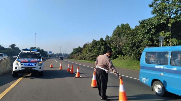 Ilustrasi polisi atur lalin menuju Puncak