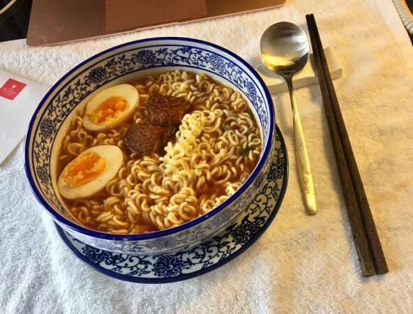 Jalani Karantina COVID-19 di Hotel, Pria Ini Bawa Bekal Koper Makanan 55 Kg!