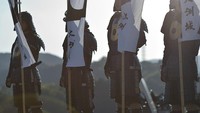 Pengunjung yang datang akan disambut dengan pembawa bendera, para tamu juga ditawarkan untuk memakai kostum kimono atau prajurit (Kastil Ozu)