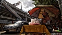 Warga lainnya telah menerapkan protokol kesehatan saat beraktivitas di luar ruangan.