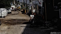 Sejumlah warga beraktivitas di kawasan pinggiran proyek tol Becak Kayu, Kalimalang, Jakarta Timur, Jumat (21/8).