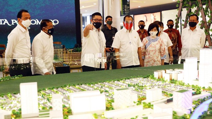 Menteri Perhubungan Budi Karya Sumadi meninjau maket TOD Kota Podomoro Tenjo. TOD ini diharapkan mendorong masyarakat menggunakan transportasi massal.