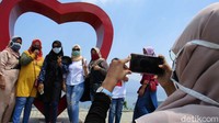 Mereka tampak berfoto-foto.
