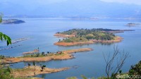 Pemandangan pulau-pulau cantik alami seperti ini memang jadi suguhan utama Waduk Jatigede. Kondisi jalan menuju ke puncak Permata pun terbilang bagus dan mudah diakses. (Muhamad Rizal/detikTravel)