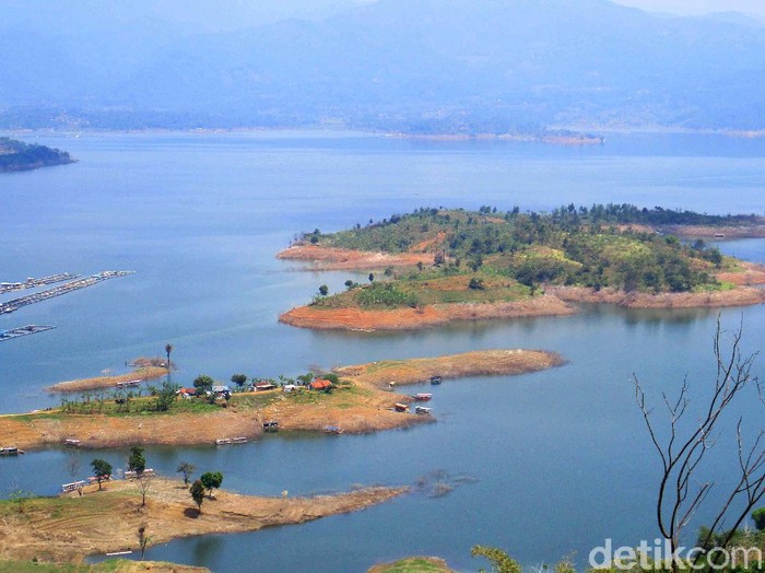 Waduk Jatigede jadi obyek wisata menarik di Kabupaten Sumedang, Jabar. Saat libur panjang seperti ini, waduk ini ramai dikunjungi warga.