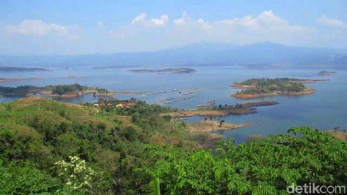 Waduk Jatigede jadi obyek wisata menarik di Kabupaten Sumedang, Jabar. Saat libur panjang seperti ini, waduk ini ramai dikunjungi warga.