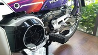 Bertepatan dengan hari kemerdekaan Republik Indonesia ke-75, ada pemandangan tidak lazim terlihat di Yamaha Flagship Shop Bali. Satu unit F1Z warna putih lansiran tahun 1996 terlihat mejeng di dalam ruangan display motor. Foto: Yamaha