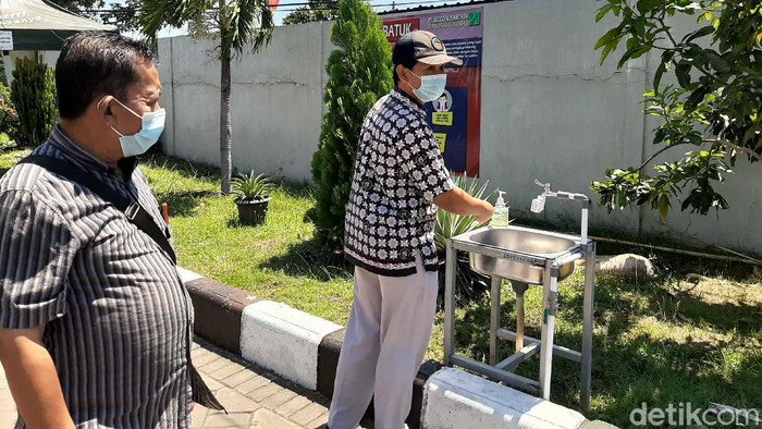 Sebanyak 42 karyawan pabrik rokok Gudang Garam di Kecamatan Paiton, Probolinggo positif COVID-19. Pihak perusahaan terus melakukan isolasi pasien dan tracing.