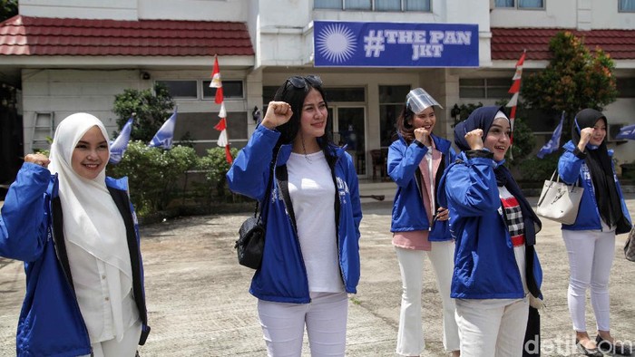 PAN Siapkan Dana Rp 2,2 M untuk UMKM Dewan Pengurus Wilayah (DPW) PAN DKI Jakarta mencari 22 pengusaha atau warga Ibu Kota yang ingin membuka usaha. Hal itu dilakukan dalam rangka HUT PAN ke-22.