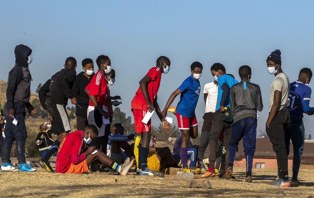 Pandemi Corona tak membuat semangat untuk bermain sepakbola berhenti. Di Afrika Selatan, olahraga paling populer di dunia ini tetap berlangsung.