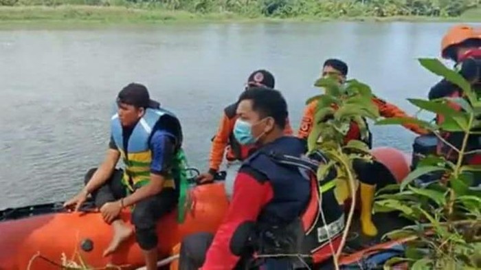 Pencarian warga Mamuju Tengah yang hilang di Sungai Kalubimbing (dok. Istimewa)