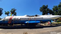 Badan pesawat (fuselage) N250 Gatotkaca ini dibawa dari PT Dirgantara Indonesia menuju Yogyakarta dengan truk trailer.