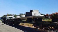 Pantauan detikcom di kompleks Museum Pusat TNI AU Dirgantara Mandala, Jumat (21/8/2020) siang ini, ada tiga truk yang mengangkut bagian-bagian pesawat yang dipisah. Satu truk trailer mengangkut badan pesawat. Dua truk lainnya mengangkut bagian sayap pesawat dan lain sebagainya.