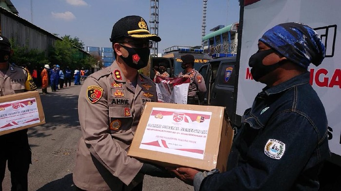Peringati HUT RI, Polres Pelabuhan Priok Bagikan Sembako ke Ratusan Buruh